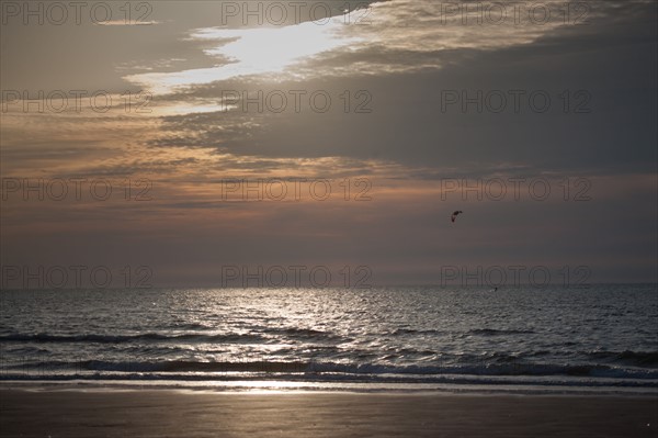 Trouville sur Mer, Kite surf au soleil couchant