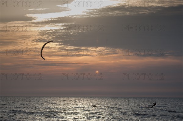 Trouville sur Mer, Kite surf au soleil couchant