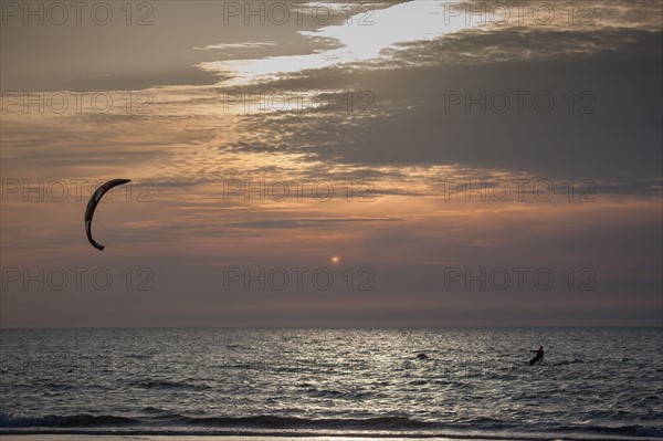 Trouville sur Mer, Kite surf au soleil couchant