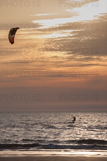 Trouville sur Mer, Kite surf au soleil couchant