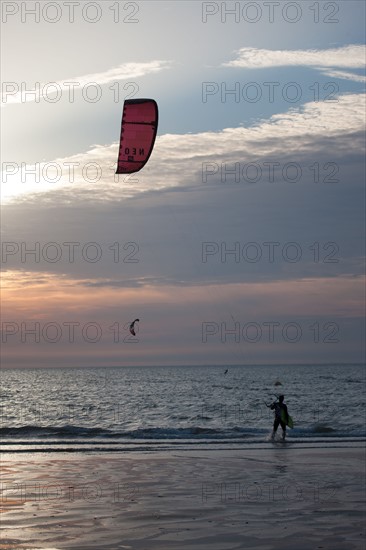 Trouville sur Mer, Kite surf au soleil couchant