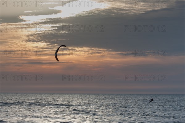 Trouville sur Mer, Kite surf au soleil couchant