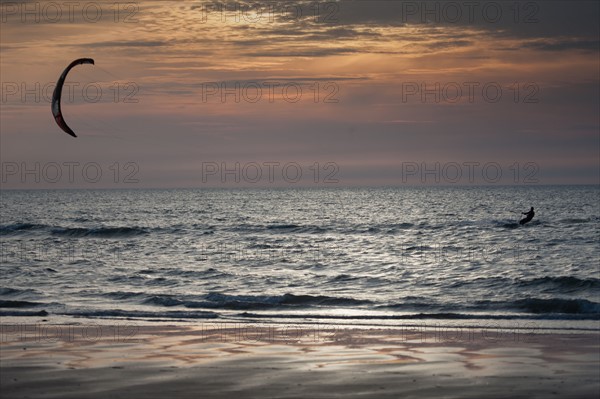 Trouville sur Mer, Kite surf au soleil couchant