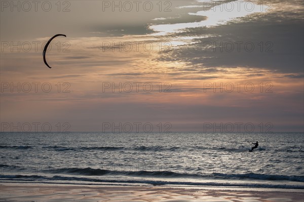 Trouville sur Mer, Kite surf au soleil couchant