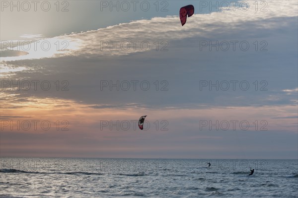 Trouville sur Mer, Kite surf au soleil couchant