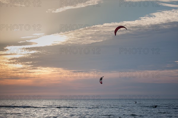 Trouville sur Mer, Kite surf au soleil couchant