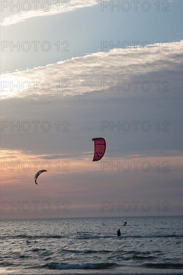 Trouville sur Mer, Kite surf au soleil couchant