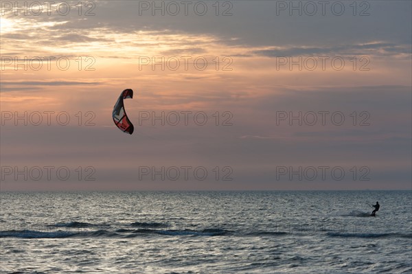 Trouville sur Mer, Kite surf au soleil couchant