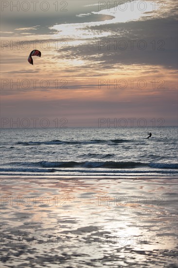 Trouville sur Mer, Kite surf au soleil couchant