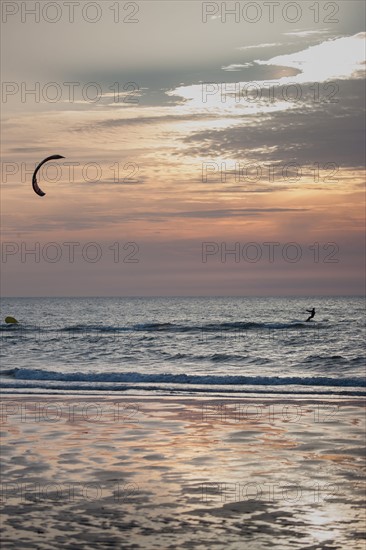 Trouville sur Mer, Kite surf au soleil couchant