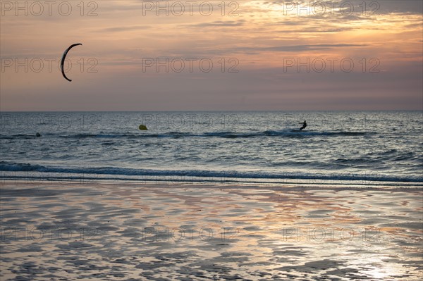 Trouville sur Mer, Kite surf au soleil couchant