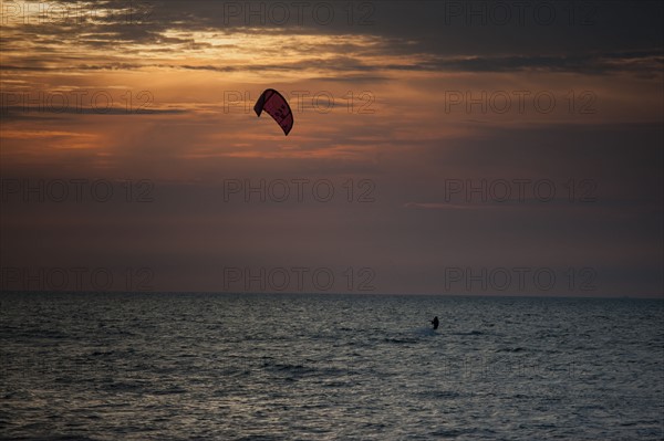 Trouville sur Mer, Kite surf au soleil couchant