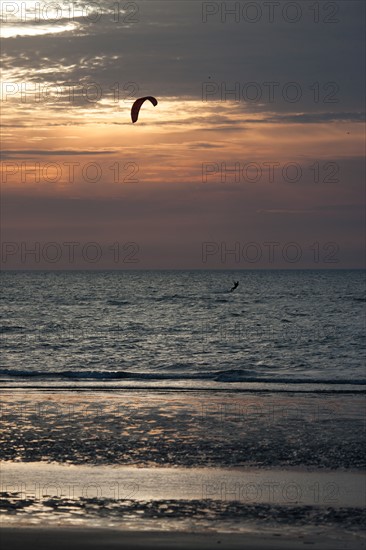 Trouville sur Mer, Kite surf au soleil couchant