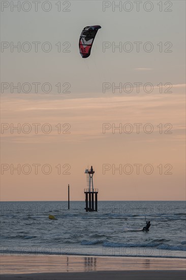 Trouville sur Mer, Kite surf au soleil couchant