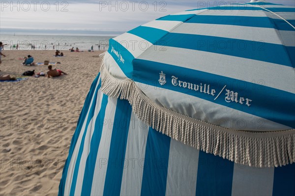 Trouville sur Mer, parasols formant cabines de plage