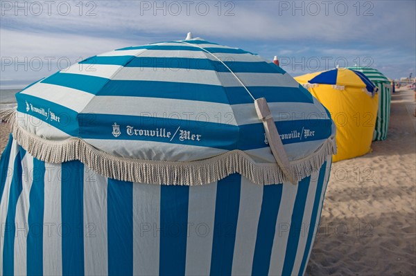Trouville sur Mer, parasols formant cabines de plage