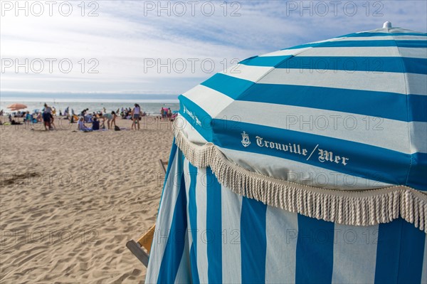 Trouville sur Mer, parasols formant cabines de plage