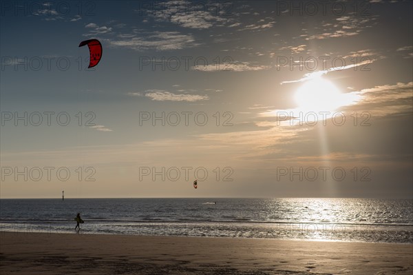 Trouville sur Mer, Kite surf au soleil couchant