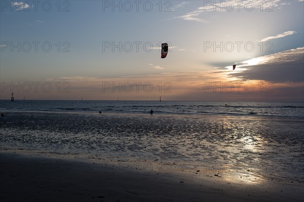 Trouville sur Mer, Kite surf au soleil couchant