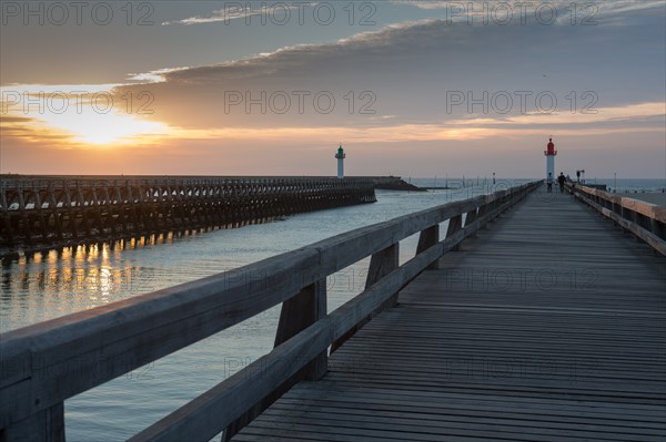 Trouville sur Mer, soleil couchant sur la jetée