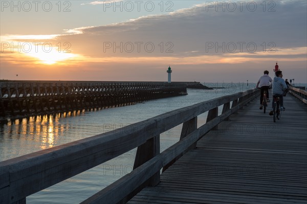 Trouville sur Mer, soleil couchant sur la jetée