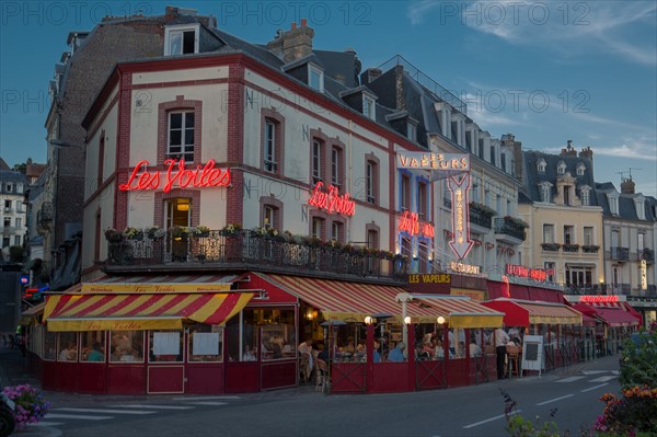 Brasseries de Trouville sur Mer au crépuscule