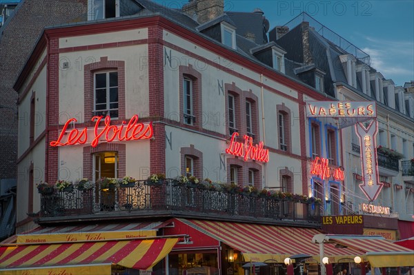 Brasseries de Trouville sur Mer au crépuscule