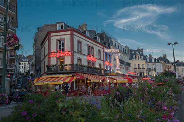 Brasseries de Trouville sur Mer au crépuscule