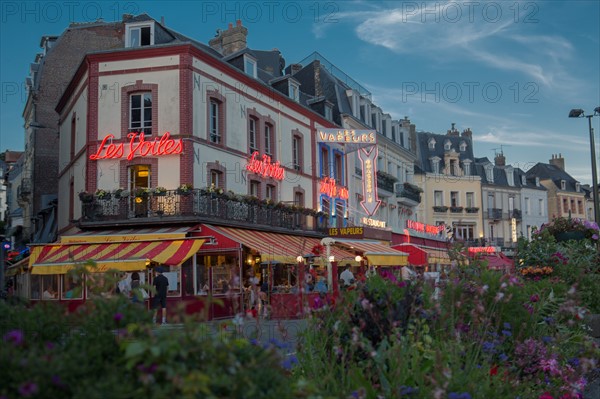 Brasseries de Trouville sur Mer au crépuscule