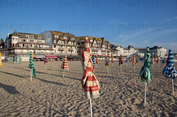 Trouville sur Mer, les parasols sur la plage