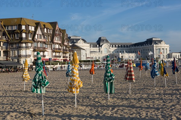 Trouville sur Mer, les parasols sur la plage