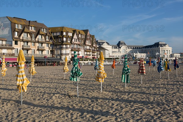 Trouville sur Mer, les parasols sur la plage