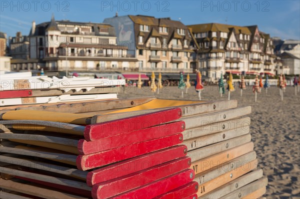 Trouville sur Mer, transats empilés sur la plage