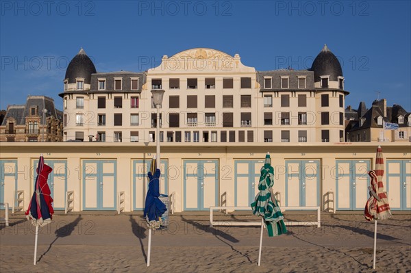 Trouville sur Mer, cabines de bains devant le Trouville Palace