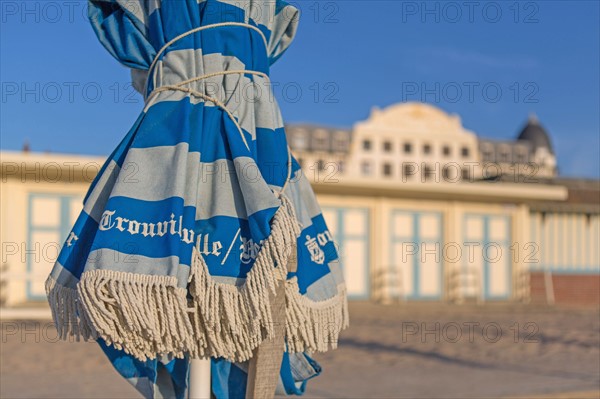 Trouville sur Mer, cabines de bains devant le Trouville Palace