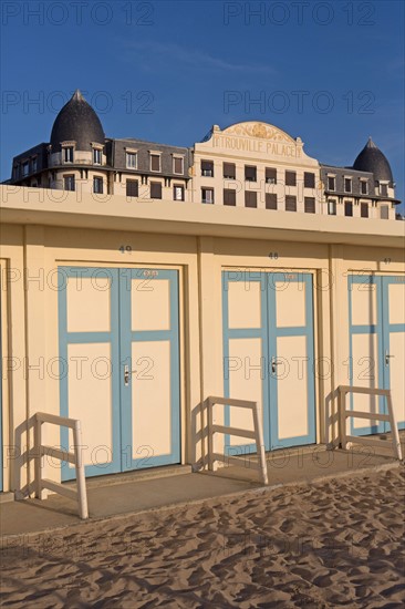 Trouville sur Mer, cabines de bains devant le Trouville Palace