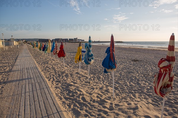 Trouville sur Mer, parasols sur la plage