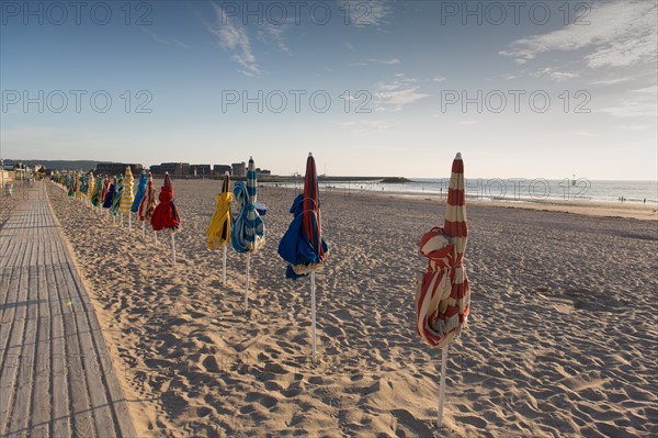 Trouville sur Mer, parasols sur la plage