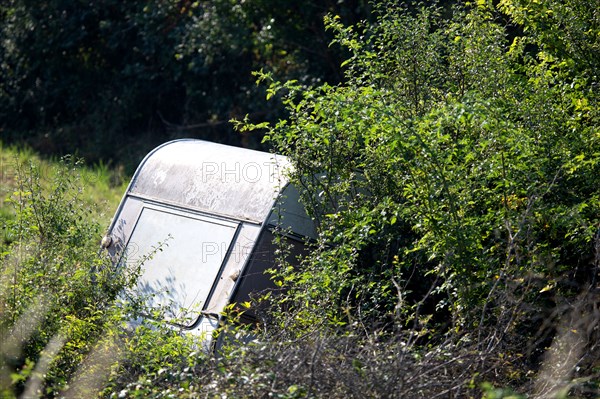 Parc des Grands Causses, caravane abandonnée