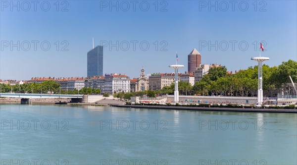 Lyon, Centre Nautique Tony Bertrand, piscine extérieure et vue sur le Rhône