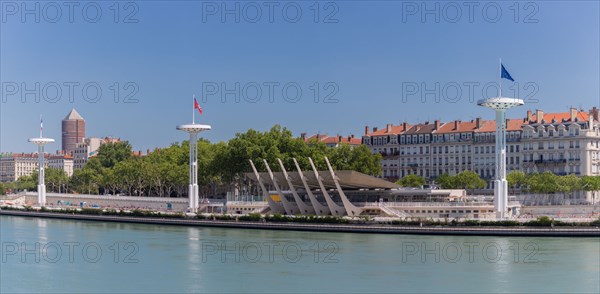 Lyon, Centre Nautique Tony Bertrand, piscine extérieure et vue sur le Rhône