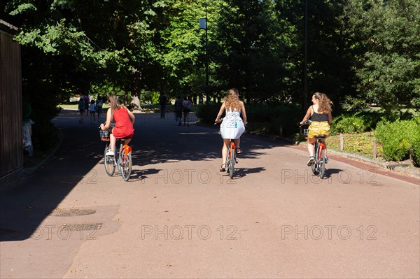 Lyon, Parc de la Tête d'Or, touristes en Velov