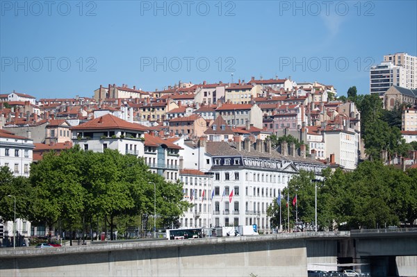 Lyon, colline au-dessus des quais du Rhône