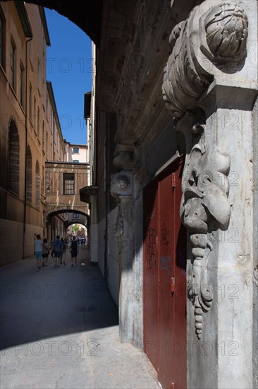 Lyon, rue Menestrier, caryatid