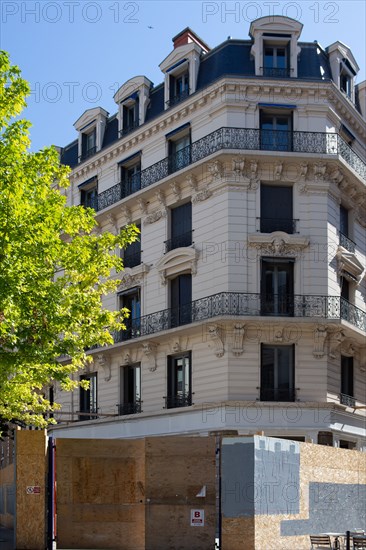 Lyon, rue Thomassin, terrasse de café devant une palissade de chantier