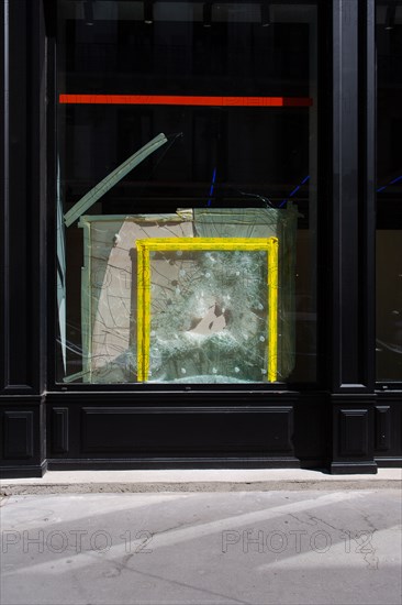 Lyon, rue Thomassin, vitrine cassée bordée de jaune