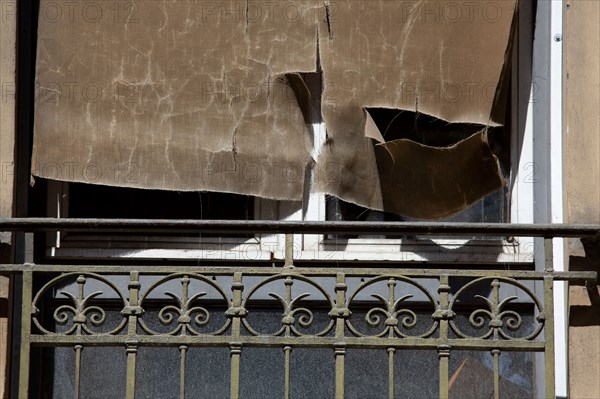 Lyon, store déchiré à une fenêtre