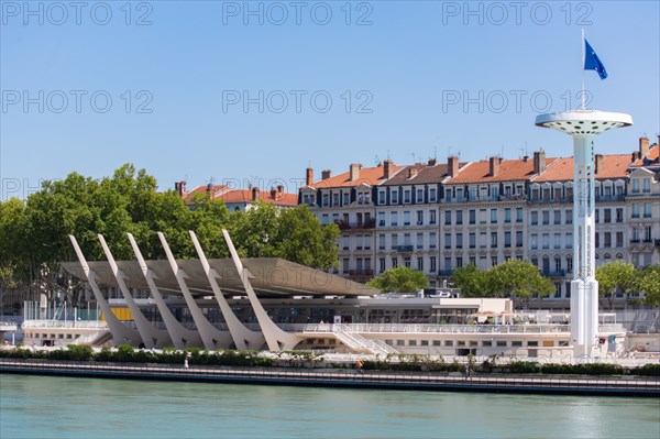 Lyon, Centre Nautique Tony Bertrand, piscine extérieure et vue sur le Rhône