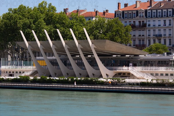 Lyon, Centre Nautique Tony Bertrand, piscine extérieure et vue sur le Rhône