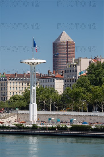 Lyon, Centre Nautique Tony Bertrand, piscine extérieure et vue sur le Rhône